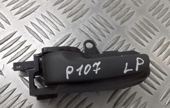 Peugeot 107 Front door interior handle 