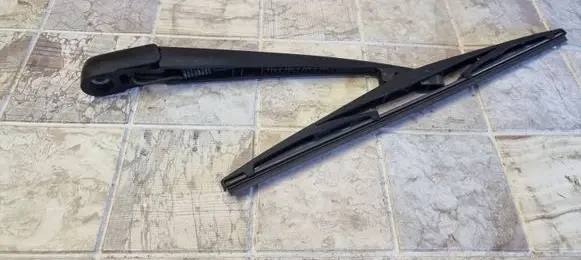 Rear wiper blade arm