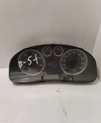 Volkswagen PASSAT B5.5 Speedometer (instrument cluster) 3B0920826A 040501095215 VWZ7Z0A3679235