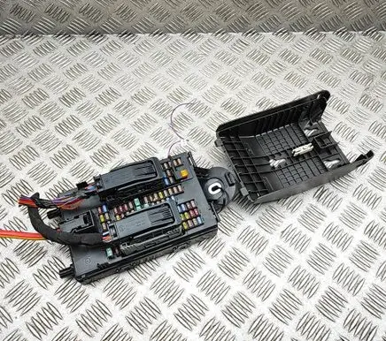 Volvo XC90 Fuse module 32142591 31494567