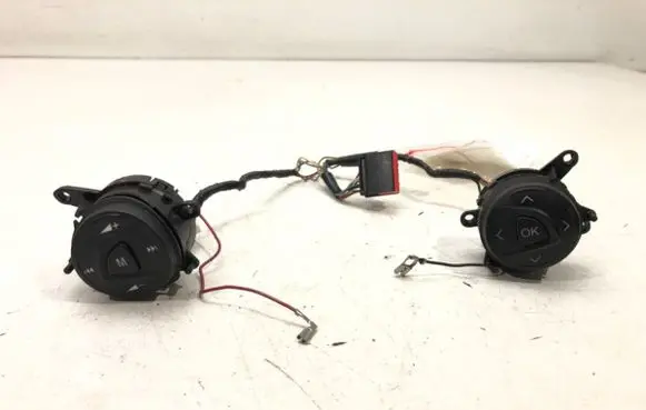 Ford Focus Steering wheel buttons/switches 