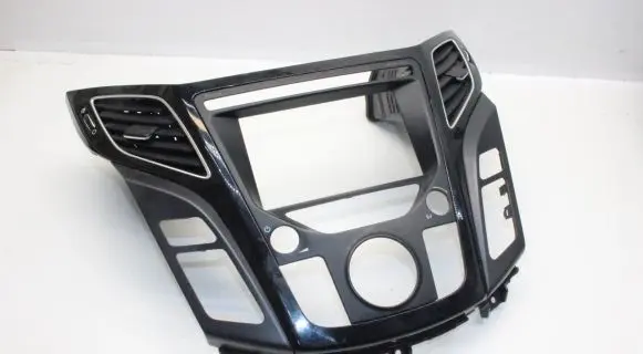 Hyundai i40 Radio/GPS head unit trim U09C873810