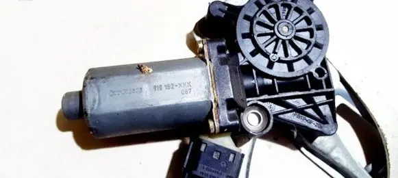 Mercedes-Benz E W210 Front door window regulator motor 119152xxx 0130821708