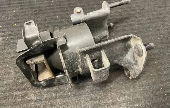 Toyota RAV 4 (XA50) Gearbox mount L3021155