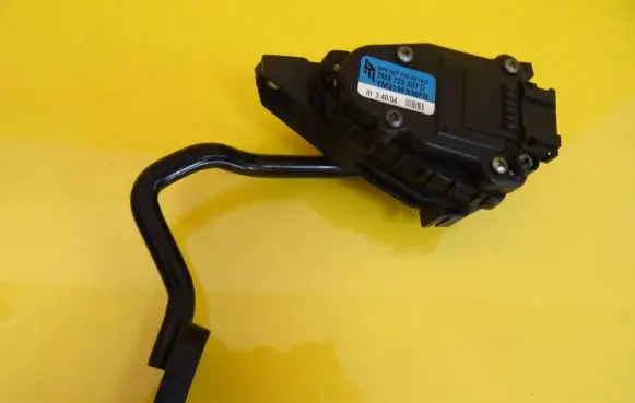 Volkswagen Sharan Accelerator throttle pedal 7M3723507D