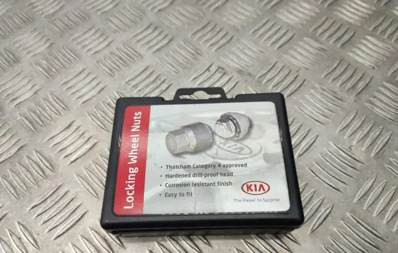 KIA Sportage Anti-theft wheel nuts and lock 