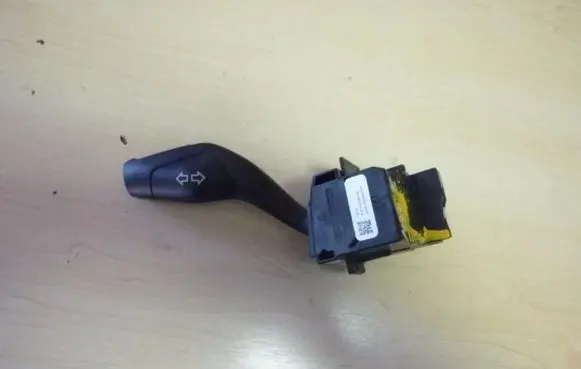Ford Focus Multifunctional control switch/knob AV6T13335AB N205