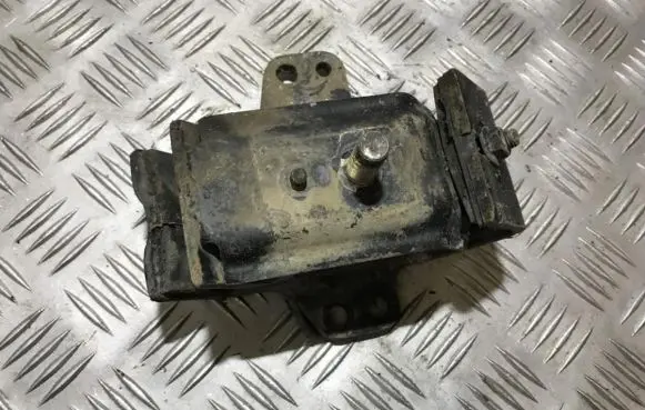 Nissan Navara D22 Engine mount bracket
