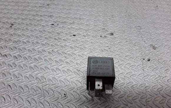 Volkswagen PASSAT B5 Other relay 8D0951253A