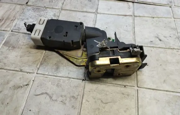 Mitsubishi Space Star Front door lock