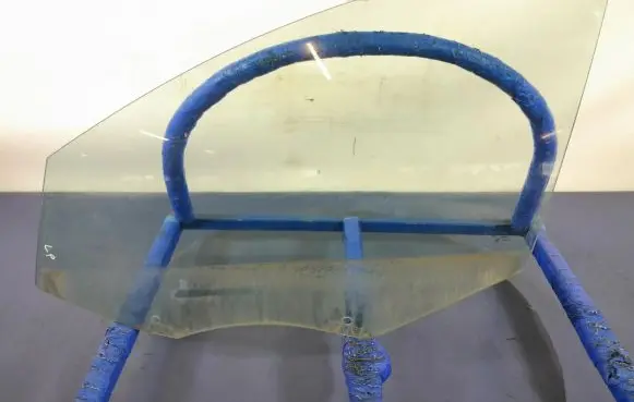 Volvo XC60 Front door window glass four-door