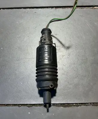 Audi A4 S4 B5 8D Windscreen/windshield washer pump 4A0955651