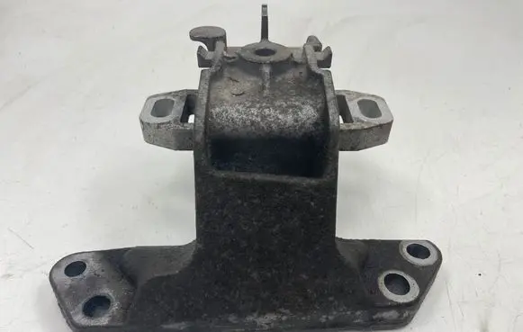 Peugeot 508 Engine mount bracket