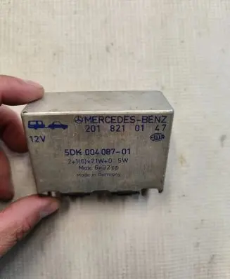 Mercedes-Benz E W124 Other relay 2018210147 5DK00408701