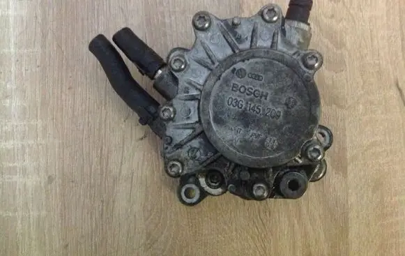 Volkswagen Jetta V Vacuum pump 03G145209