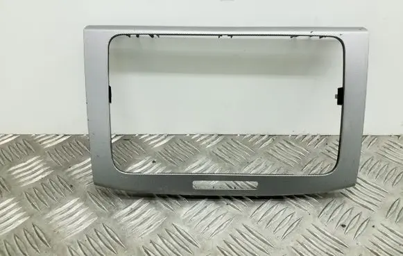 Volkswagen PASSAT B6 Radio/GPS head unit trim 3C0858069M