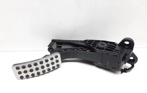 Accelerator throttle pedal
