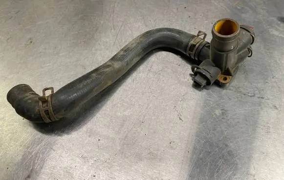 Volkswagen Golf II Engine coolant pipe/hose 037121132B 037121132