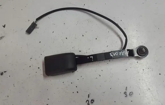 Mazda 3 III Front seatbelt buckle