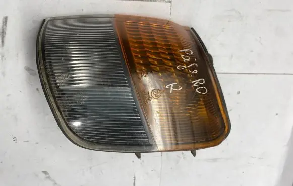 Mitsubishi Pajero Front indicator light 21037747