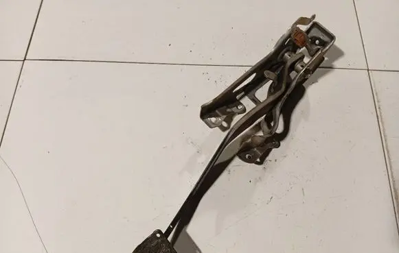 Toyota Yaris Clutch pedal 