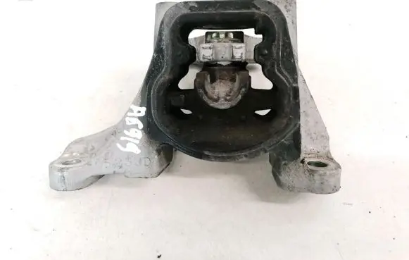 Honda FR-V Engine mount bracket