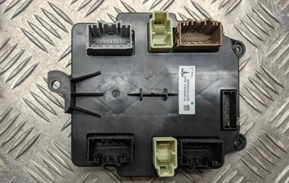 Tesla Model X Door control unit/module 106205600D P0182180003080 PGT182180003080