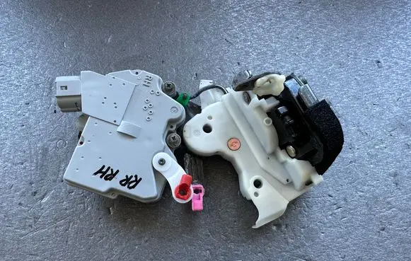 Nissan Patrol Y61 Rear door lock 82502VB900 8255244U00