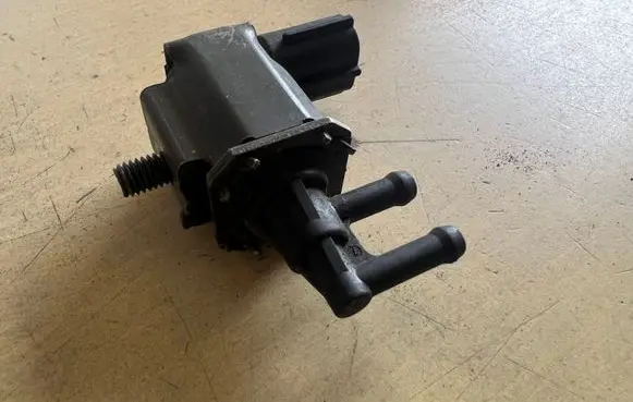 Mazda 626 Vacuum valve K5T48075