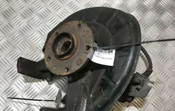 Volkswagen Golf V Front wheel hub
