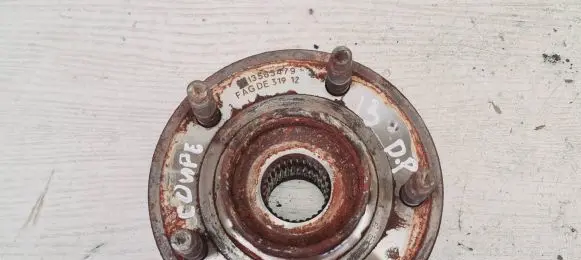 Front wheel hub