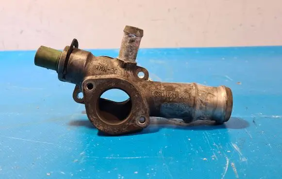 Volkswagen PASSAT B5.5 Thermostat 038121133A