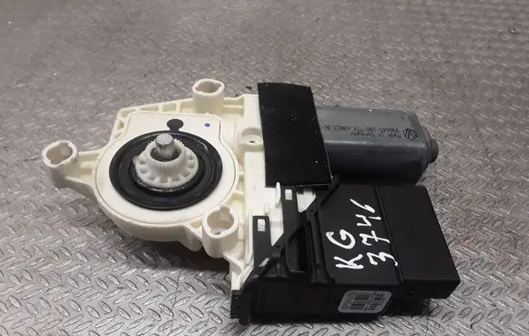 Seat Toledo III (5P) Rear door window regulator motor 5P0839401