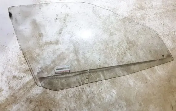 Peugeot 405 Front door window glass four-door