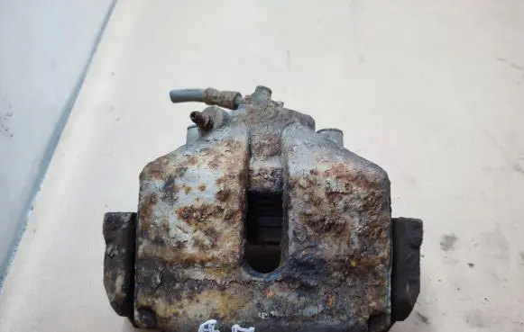 Volkswagen Touran I Front brake caliper