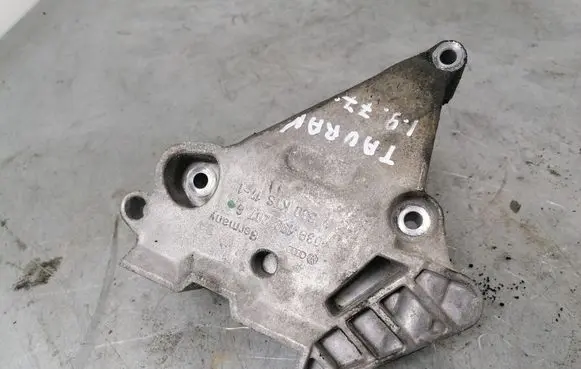 Volkswagen Touran I Engine mounting bracket 03G199207G