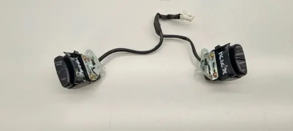 Steering wheel buttons/switches