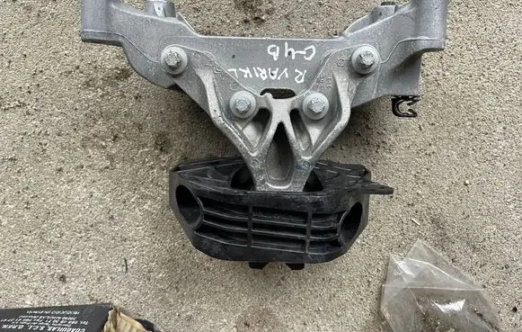 Citroen C4 II Engine mount bracket 9813582980