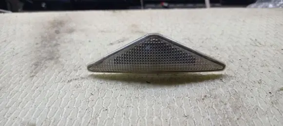 Ford Mondeo Mk III Front fender indicator light
