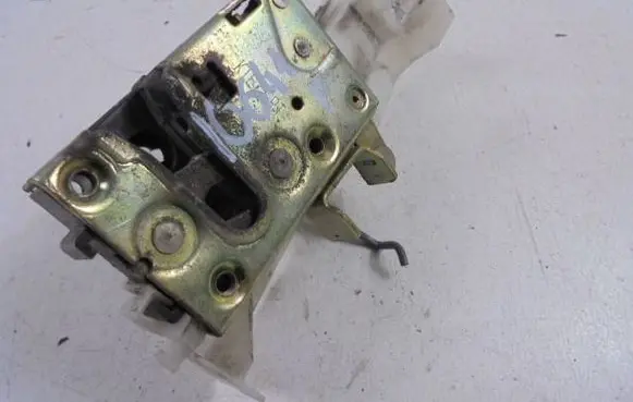 Peugeot 106 Front door lock 