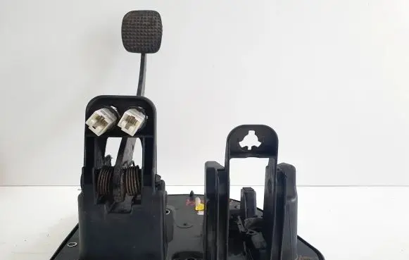Iveco Daily 35.8 - 9 Brake pedal 100805000