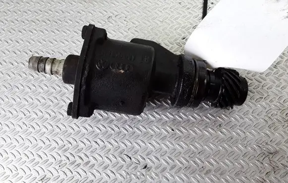 Volkswagen Golf III Vacuum pump 028207A