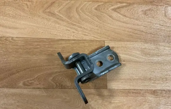 Toyota Avensis T250 Front door upper hinge 811R