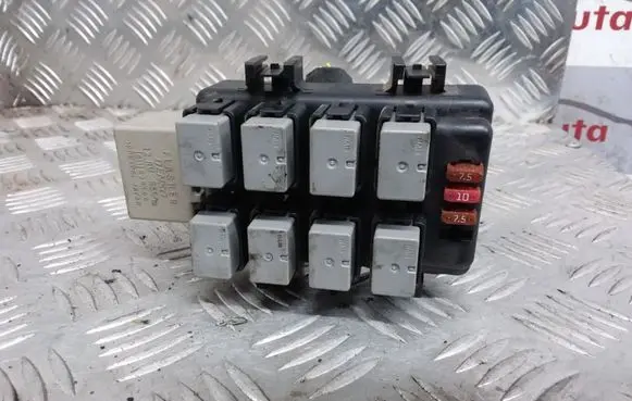 Subaru Legacy Fuse module 86111AG000 0665005480