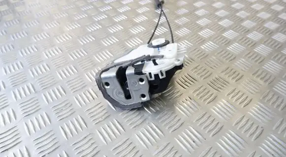 Toyota Prius (XW50) Rear door lock 6906052280