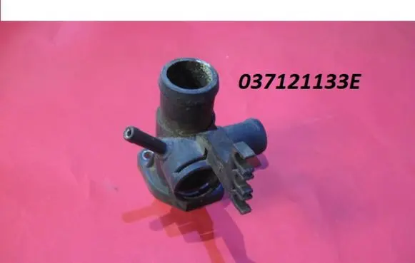 Volkswagen PASSAT B3 Engine coolant pipe/hose 037121133E