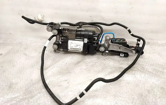 Porsche Macan (95B) Air suspension compressor/pump 95B616006C