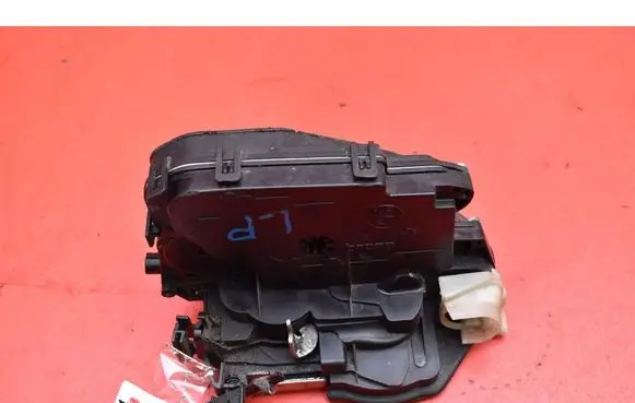 BMW X3 E83 Front door lock 7229471