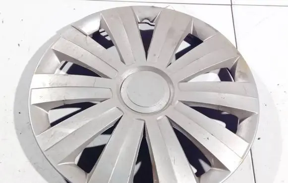 Toyota Avensis T250 R15 wheel hub/cap/trim 