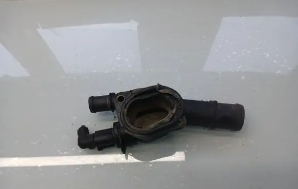 Volkswagen Touran I Engine coolant pipe/hose 038121132G